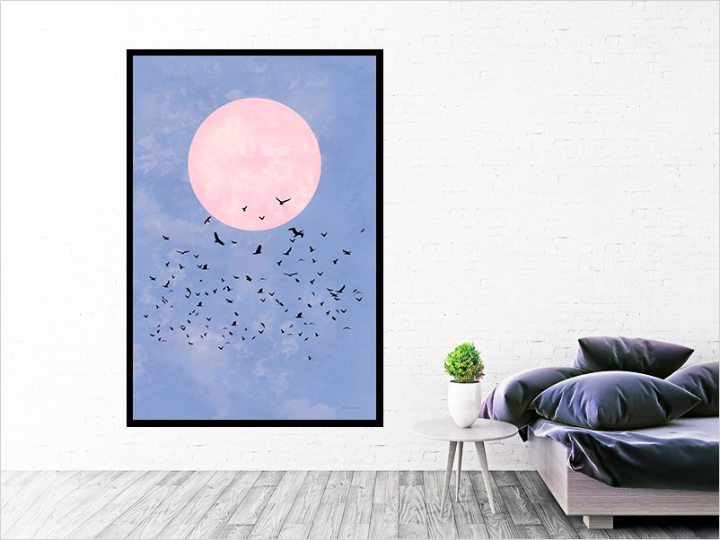 rosa Mond mit lila Himmel und einem Vogelschwarm
